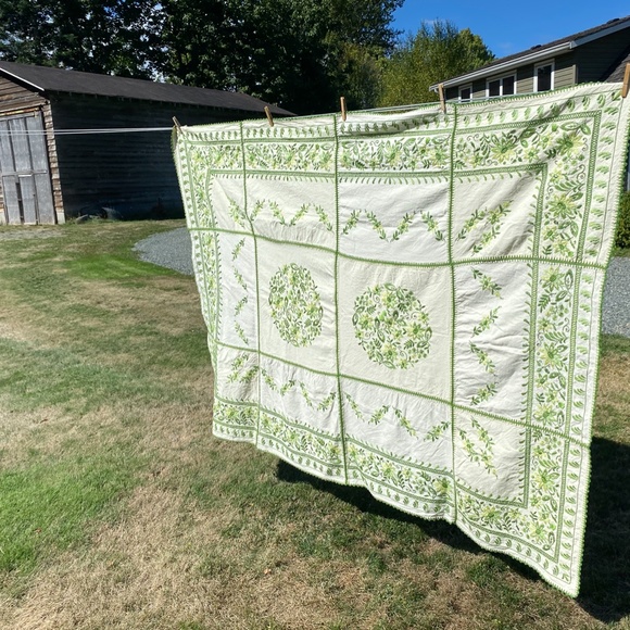 Exquisite Vtg Hand-Embroidered Linen Tablecloth - Picture 7 of 7